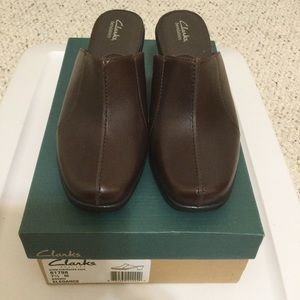 NEW Clarks Womens 7.5 ELEGANCE Bendable Clog Mules Brown Leather